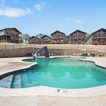 Cozy Lake Front Cabin23, Resort Pool,HotTub,Fire Pit,Kayaks,Pickle Ball,Trails!!