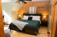 Hidden Honey Hole Cabin: 4 BEDROOM, POOLS, TENNIS/PICKLEBALL, HIKING, LAKE AREA