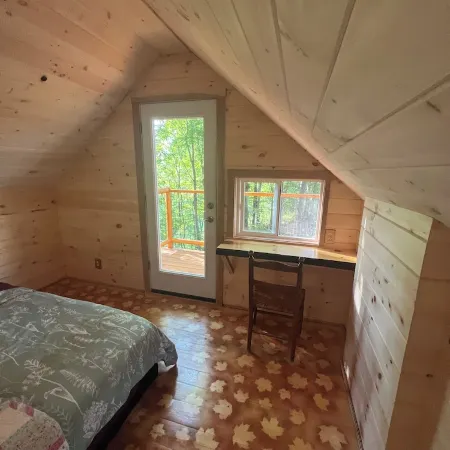 Charming 1-bedroom treehouse with WiFi, AC, Hot Tub in gorgeous Lincoln VT Отели в г. Аддисон