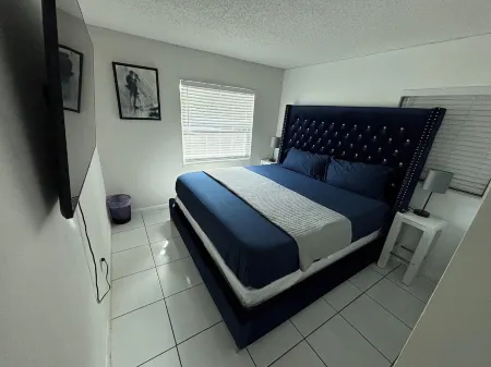 4-bedroom pool house in beautiful West Palm Beach with WiFi, AC. Near Airport! Отели в г. Ройал-Палм-Истейтс