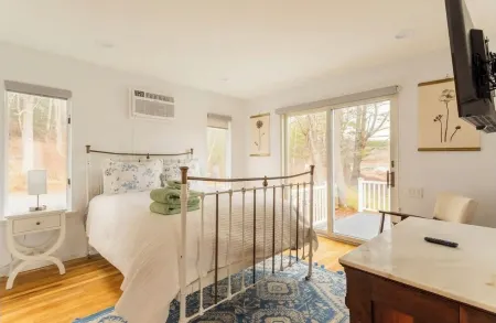 Entire Home on Delaware River! Hot Tub & Game Room! Отели в г. Тастен