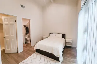 Charming 3-bedroom townhome Central to Amusement Parks, with AC, WiFi Các khách sạn gần Hustler Casino