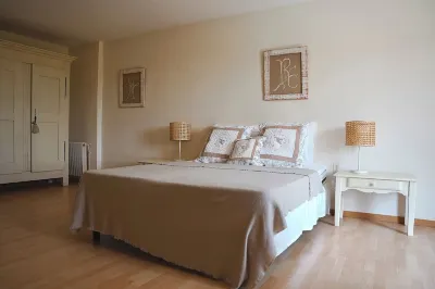 Le Mas des Chevaux, Authentic Provencal Mas with swimming pool for 12 people Hotels near Atelier1807