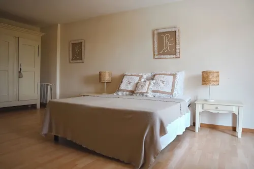 Le Mas des Chevaux, Authentic Provencal Mas with swimming pool for 12 people Hotel a Cavaillon