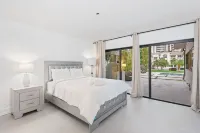 5-bedroom Water Front Villa In Hallandale Beach With Yacht Pick Up In Backyard