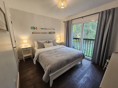 Muskoka River Retreat - Where Nature Meets Elevated Comfort