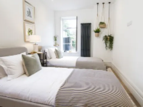 Beautiful, stylish ground floor Georgian apartment 클리데로 호텔