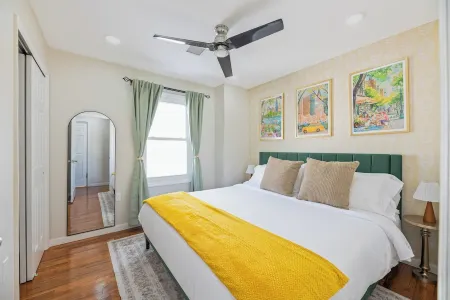 Cozy retreat with complimentary parking and arcade game room! Minutes to NYC Отели рядом с достопримечательностью «Hoboken Historical Museum»