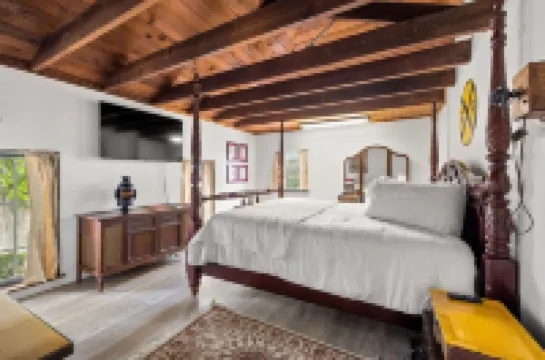 The Locke Inn Suites - Stay in Dade City's historic former jailhouse!