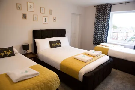 The Gathering Sale - Sleeps up to 22 Отели рядом с достопримечательностью «Парк Сейл Уотер»