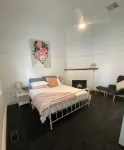 Daisy Cottage - 4 bedrooms, Close to CBD Hotels in Golden Square