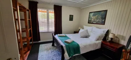 A 3-bedroom cottage full of old world charm and character in Rheenendal. Отели рядом с достопримечательностью «Sedge Links Golf Course»