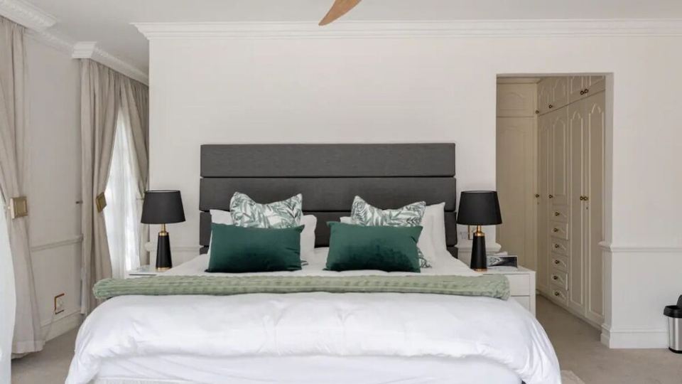 Spacious 5-bedroom house in amazing Sandton with AC
