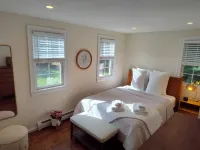 FREE BEACH PASS! NEAR CRAIGVILLE BEACH! 4 bedroom in charming Barnstable w/ AC.