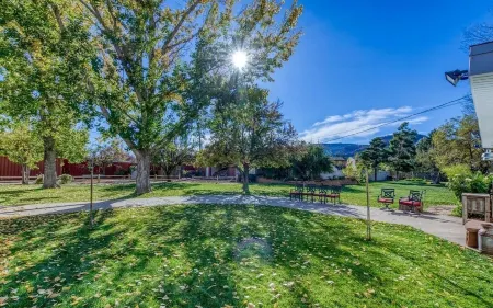 Upscale Cottage/gym/sauna/backyard/walk to: hiking/museums/restaurants/shop/SL7+