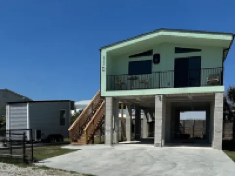 Elevated Beach Haus 克雷森特海灘酒店