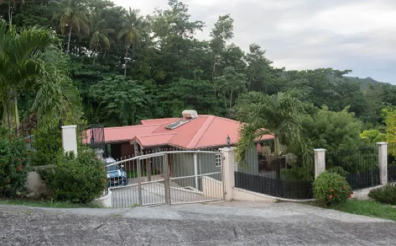 Peaceful family Retreat! 10 minutes to beach, restaurants and supermarkets.