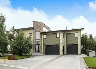 Cozy Northern lights retreat in Niven Lake w/ stunning lake views Hotels in 