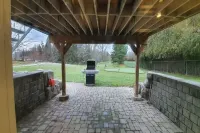 Spacious cottage retreat minutes from popular trails, restaurants and shopping.