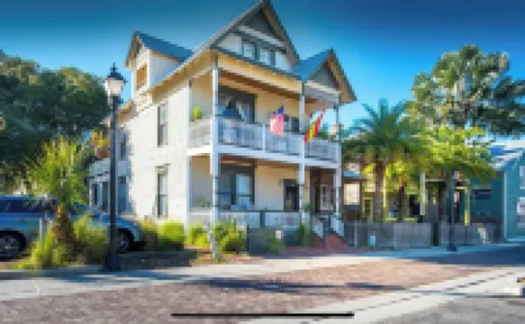 1880 Victorian In Heart Of Downtown