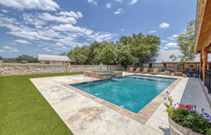 Ringers Lodge   Spacious 6-bedroom house on the River in charming Concan