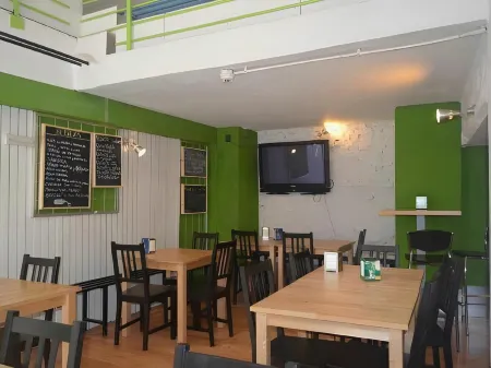 Madrid Motion Hostels Отели рядом с достопримечательностью «Небоскреб "Испания"»