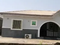 Charming 2-bedroom house with WiFi, AC, Parking in serene Ota winners chapel โรงแรมใน