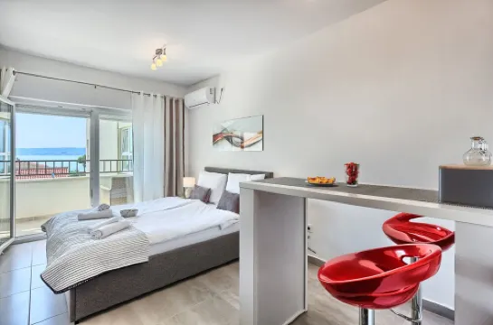 Studio apartment 100 meters to beach with lovely ocean view