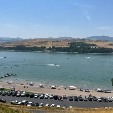 Updated country home sleeps 8 firepit mountain view close to Hyrum Reservoir