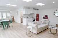 Private Guesthouse in Thousand Oaks close to shops & eats!