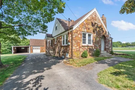 Upscale Mid-Century Charmer! 3-bdrm house w/AC and fitness room in Springfield