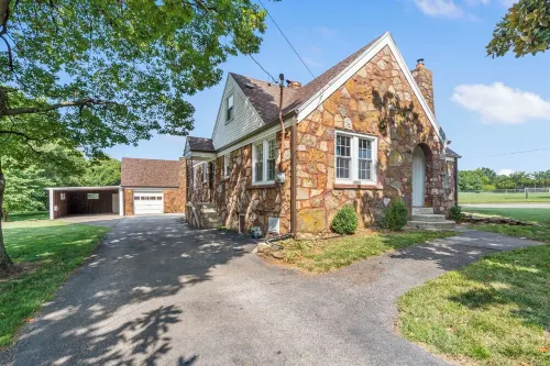 Upscale Mid-Century Charmer! 3-bdrm house w/AC and fitness room in Springfield