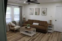 Delightful 2-bedroom house with AC in charming Easley 이슬리 호텔