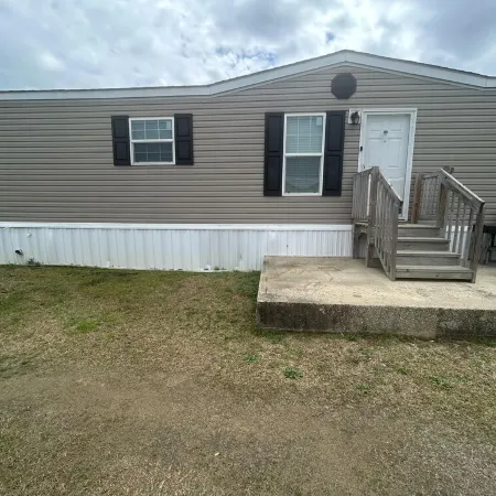 3-bedroom mobile home in peaceful Florence with AC, WiFi