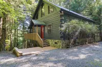 Luxe Fightingtown Creek Cabin: 2 King Suites & Spa - 3-Star