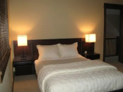 Luxury Condo, Private Hot Tub, Perfectly Located