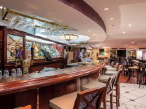 D. Hotel Suites & Spa Hotels in Holyoke