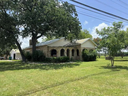 Charming 4-bedroom house in lovely Blanco with stunning outdoor spaces!