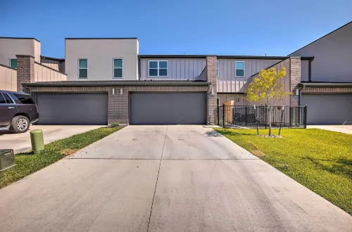 College Station Townhome w/ Furnished Patio! - Apartments