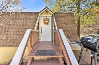 Lake Arrowhead Studio Near Hiking w/ Hot Tub - parking