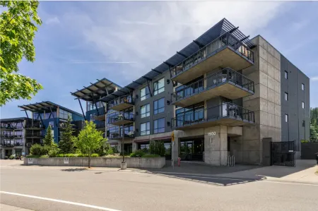 Chic Design and Gourmet Kitchen - Stylish Riverstone Retreat