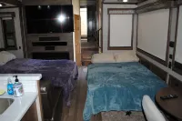 2019 40' 5th wheel on quiet property in the country with spectacular river views