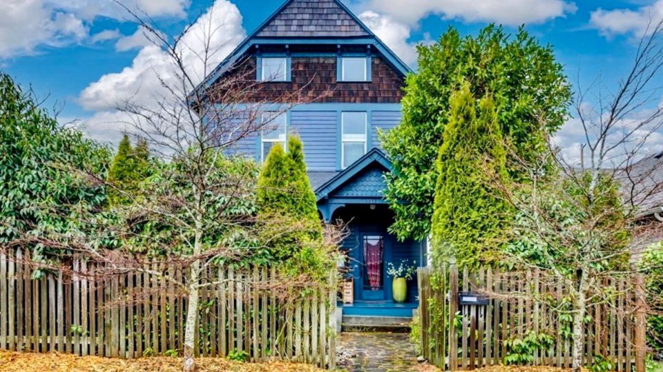 Victorian on Garden Best Location in Town