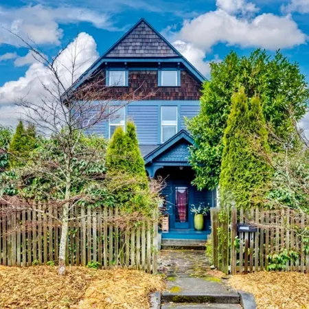 Victorian on Garden Best Location in Town