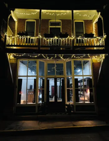 DOWN ON MAIN - a charming historic apartment in the heart of Eureka Springs