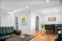 Big & Luxurious, Free Parking, King Size Bed, TV Hotels in 