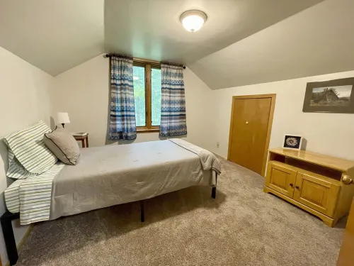 The Hill House. A Peaceful Lake Home on the Shoreline of Mille Lacs Lake. Hotels in Isle Harbor Township