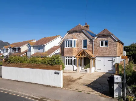 Newly Renovated Beachside Retreat for 10