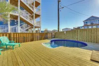 Chic Surf City Retreat w/ Pool < 1 Block to Beach! - Bathtub