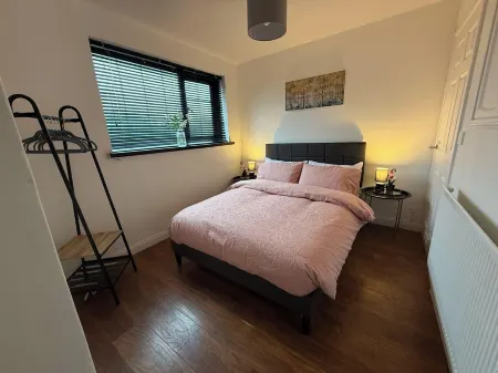 3 Bed House - Sleeps 6 - Parking - Wifi Отели в г. Бракла